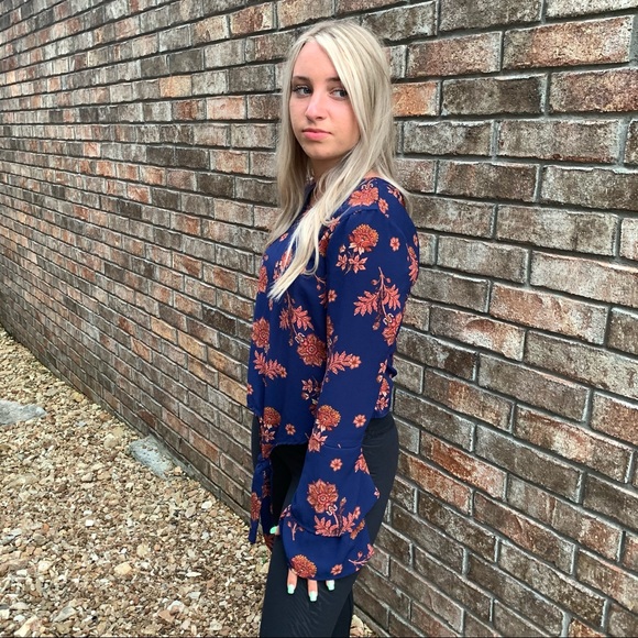 Self Esteem Tie Front Bell Sleeves Floral Top M - Picture 12 of 15